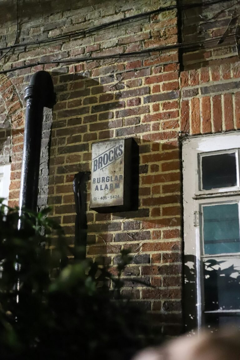 Alarmkast tegen inbraak op een bakstenen gevel