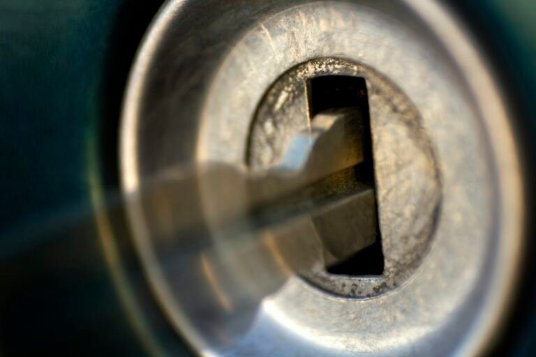 Close-up van een sleutel in een slotmechanisme