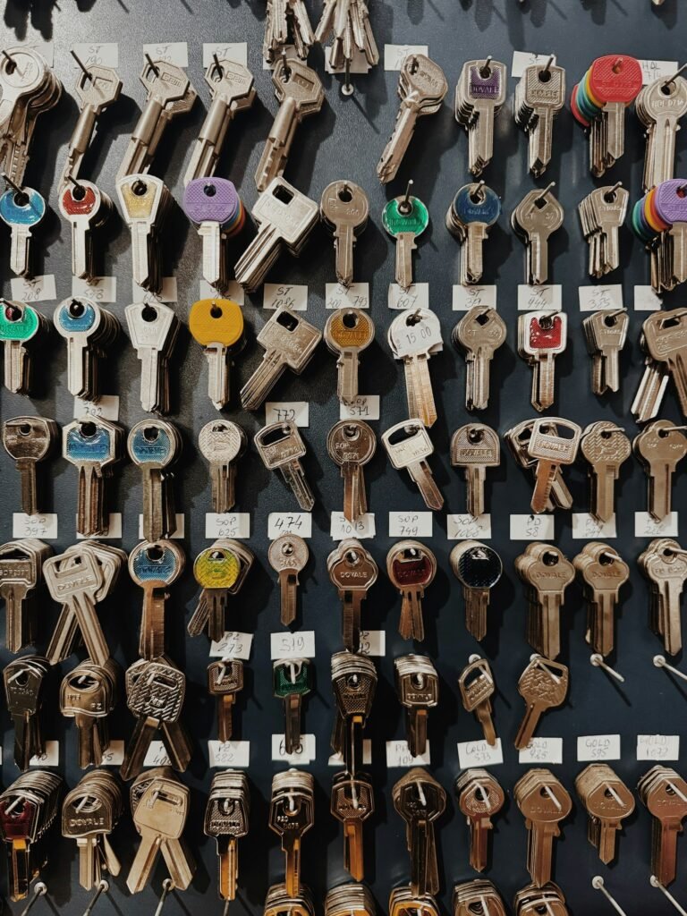Wand met veel verschillende sleutels bij een slotenmaker
